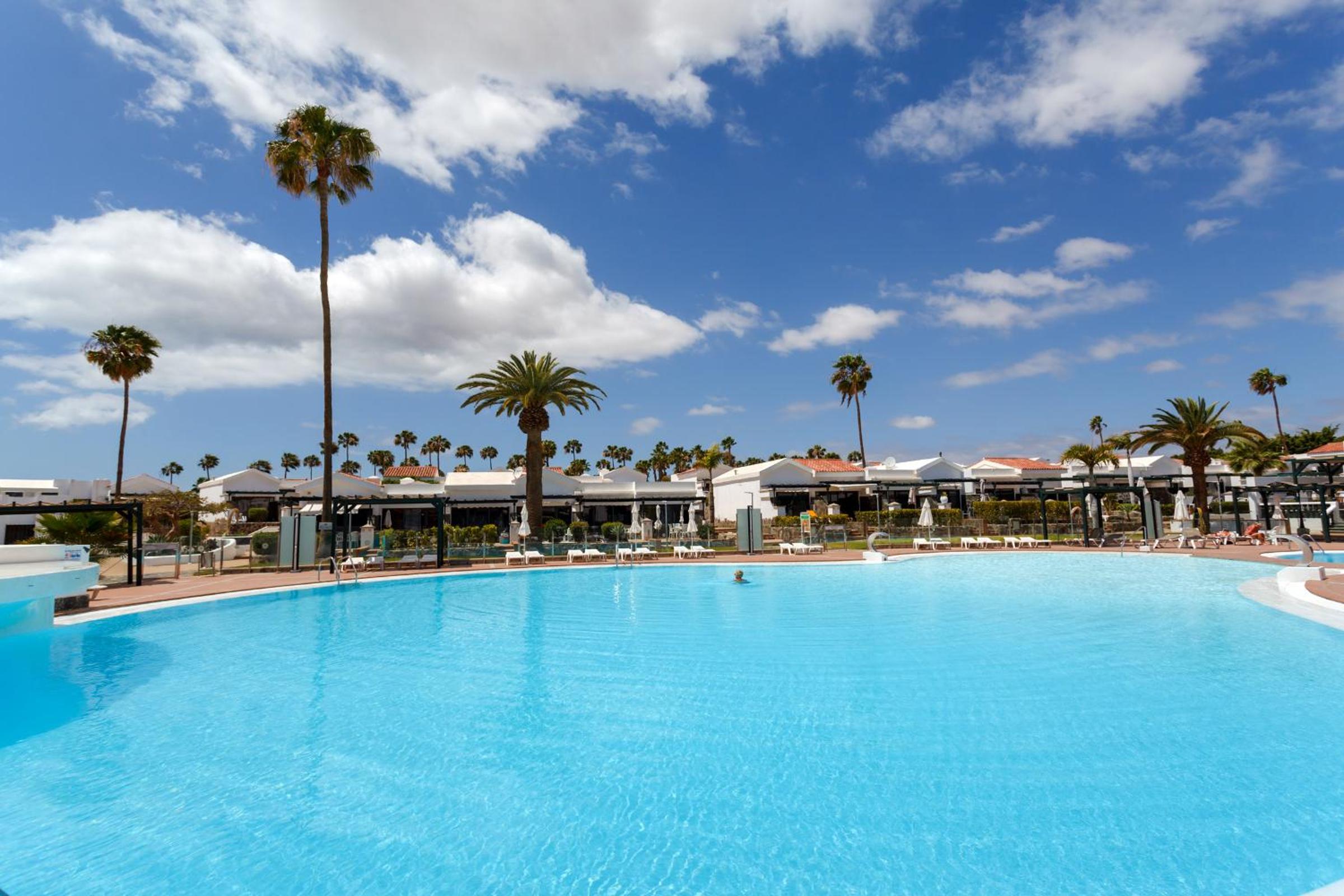 Modern Oasis with Sun & Style 3 Pools AC WiFi view 3