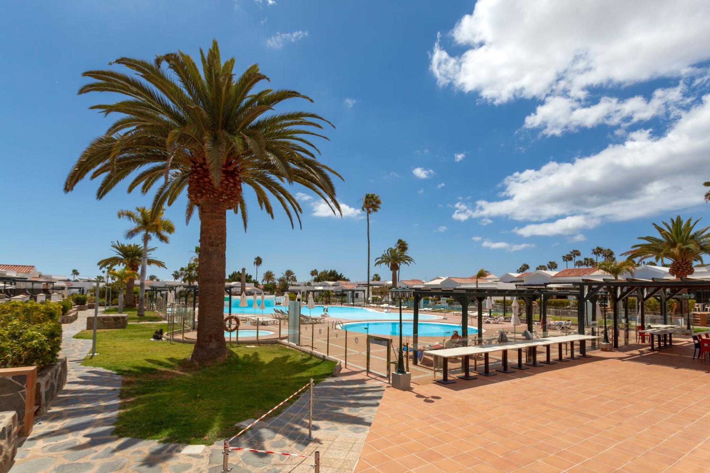Modern Oasis with Sun & Style 3 Pools AC WiFi view 5