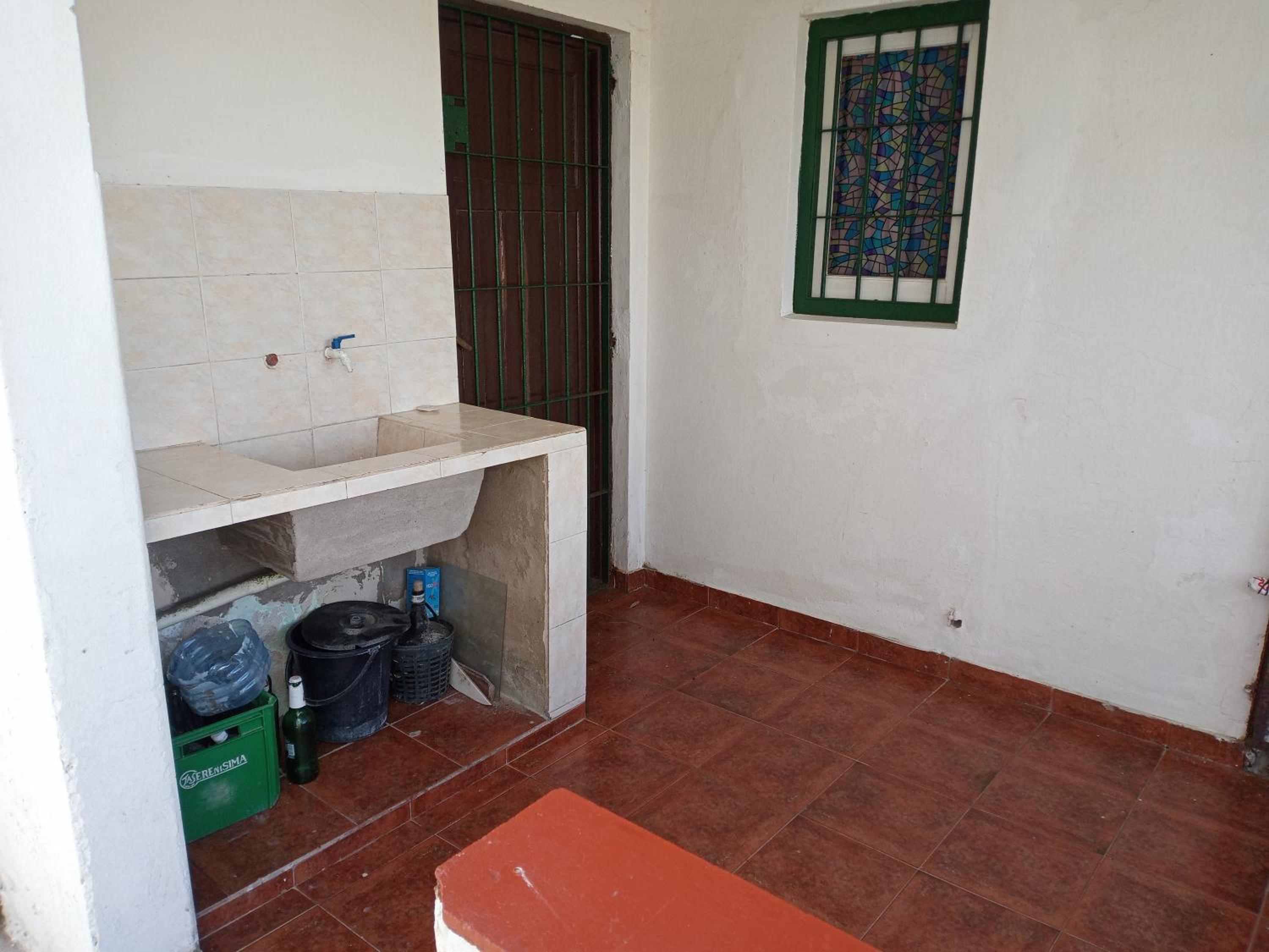 Amplia casa con fondo y estacionamiento a metros del mar