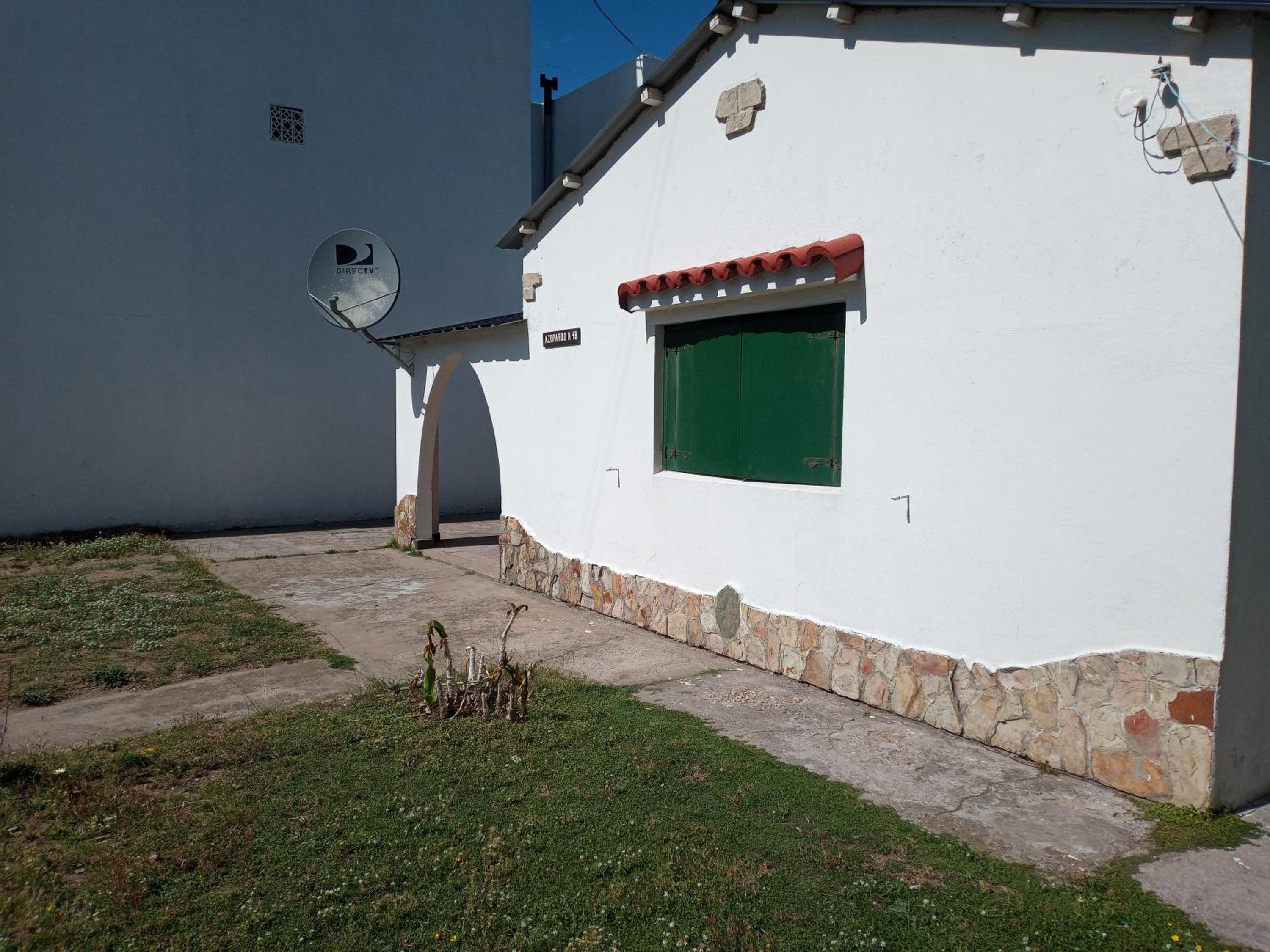 Amplia casa con fondo y estacionamiento a metros del mar
