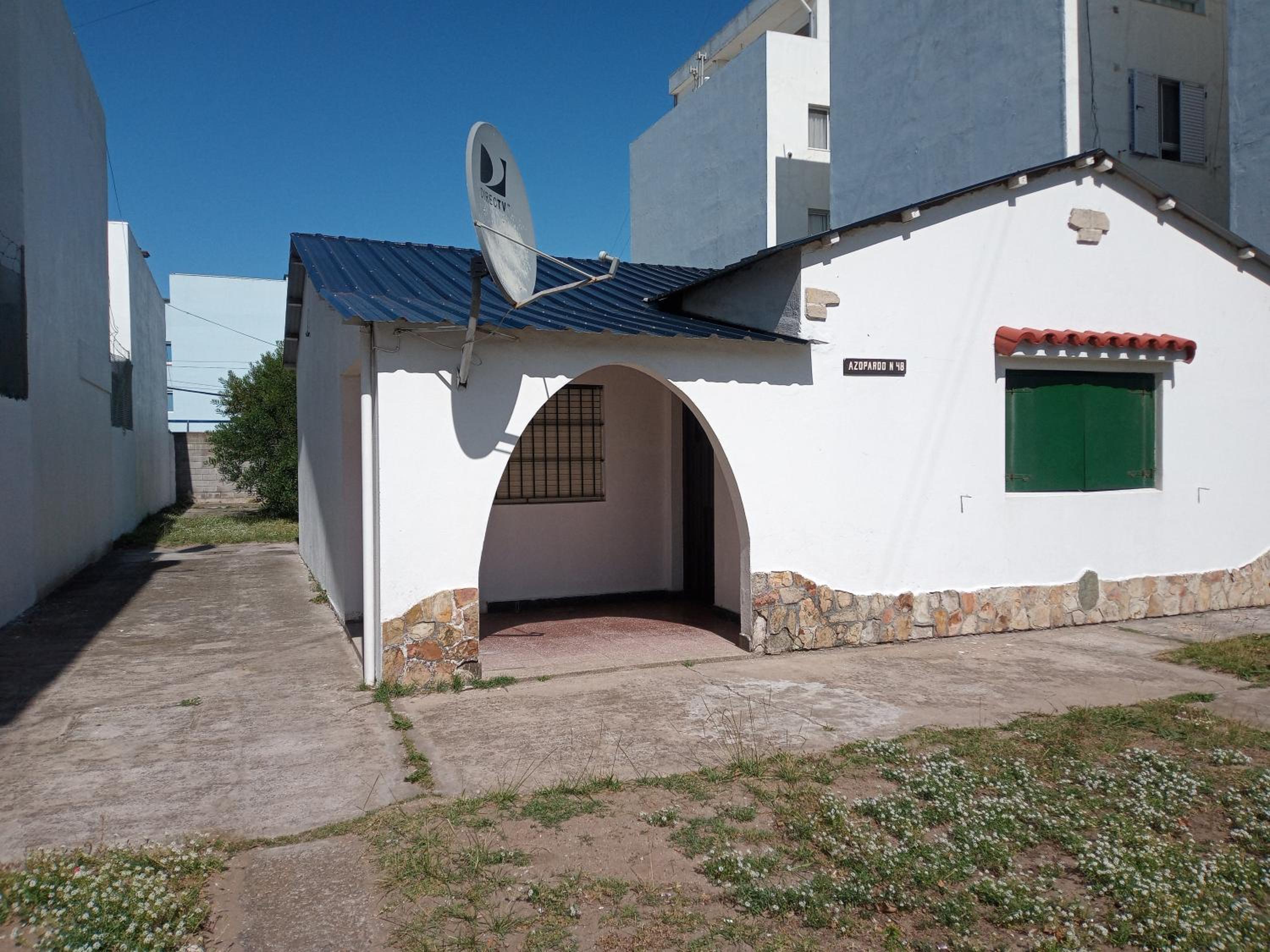 Amplia casa con fondo y estacionamiento a metros del mar