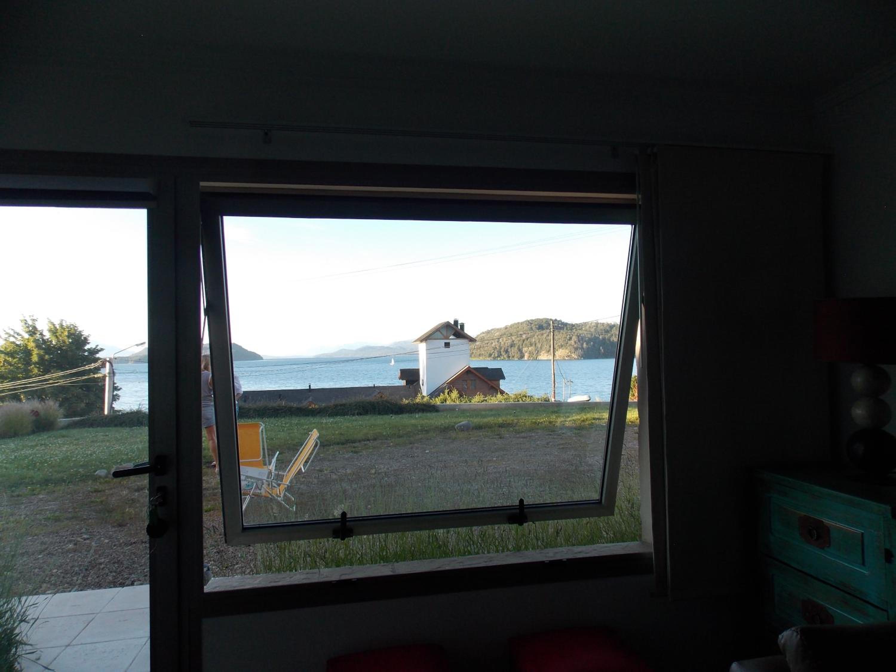 Quintaluna frente al lago