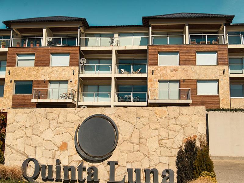Quintaluna frente al lago