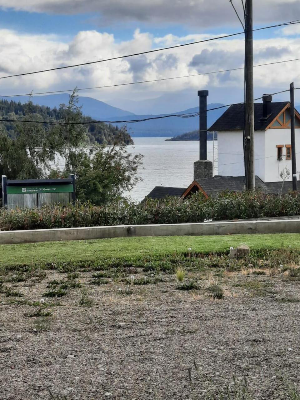 Quintaluna frente al lago