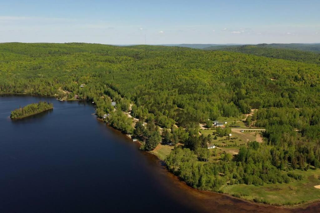 Chalet le Huard directement au bord du lac view 3