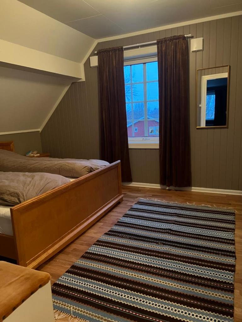 Sjarmerende hus med veldig stort uteareal.