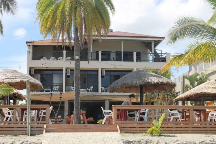 Hotel Smugglers Cove Beach Resort & Hotel - Image 1