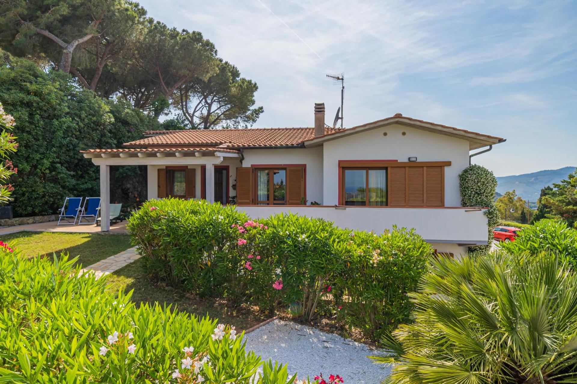 Apartment in villa 2 to 4 persons with large private garden Sole