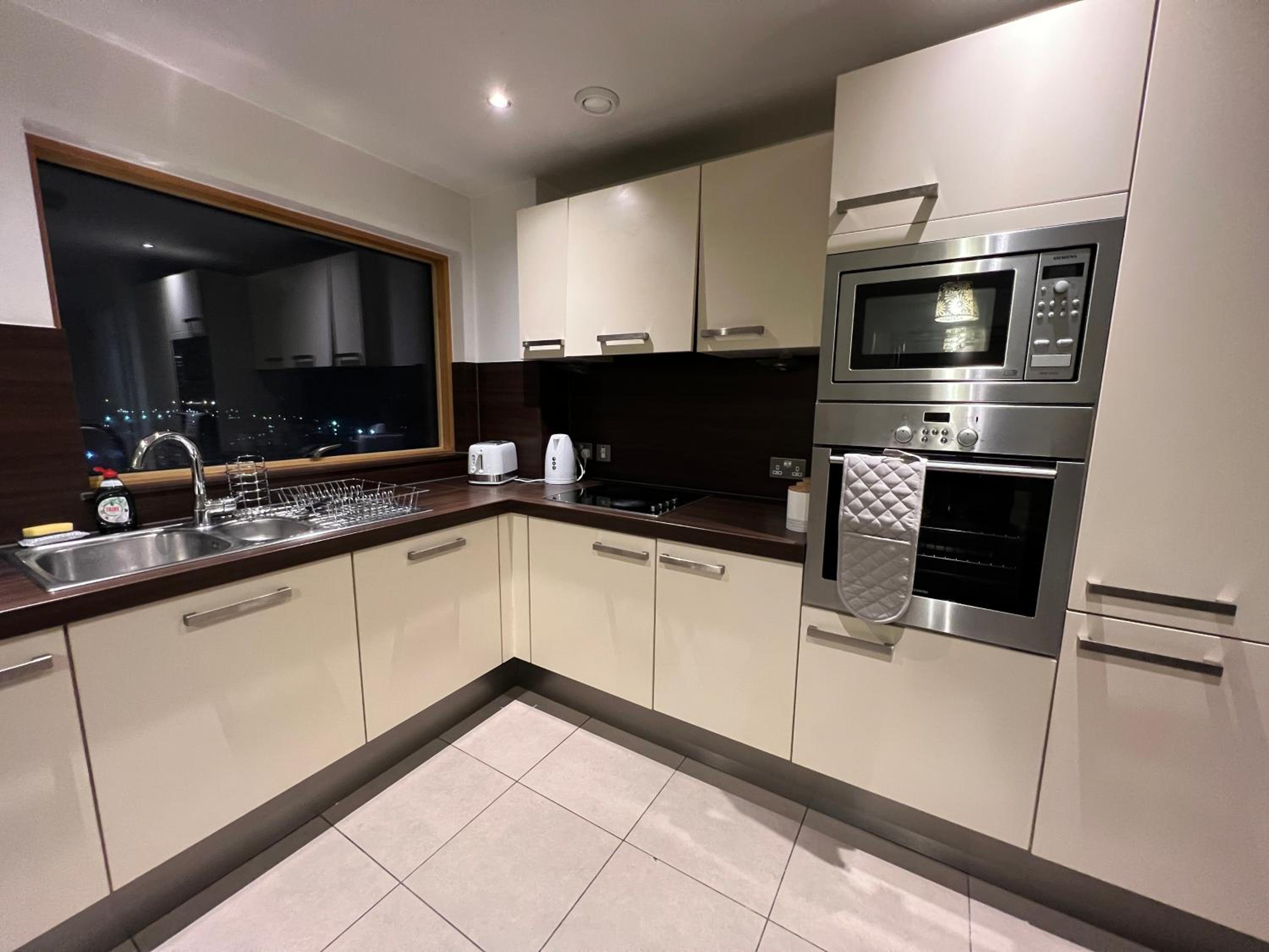 BigKings Stylish 2 bedroom Apartment with free on street parking photo 3