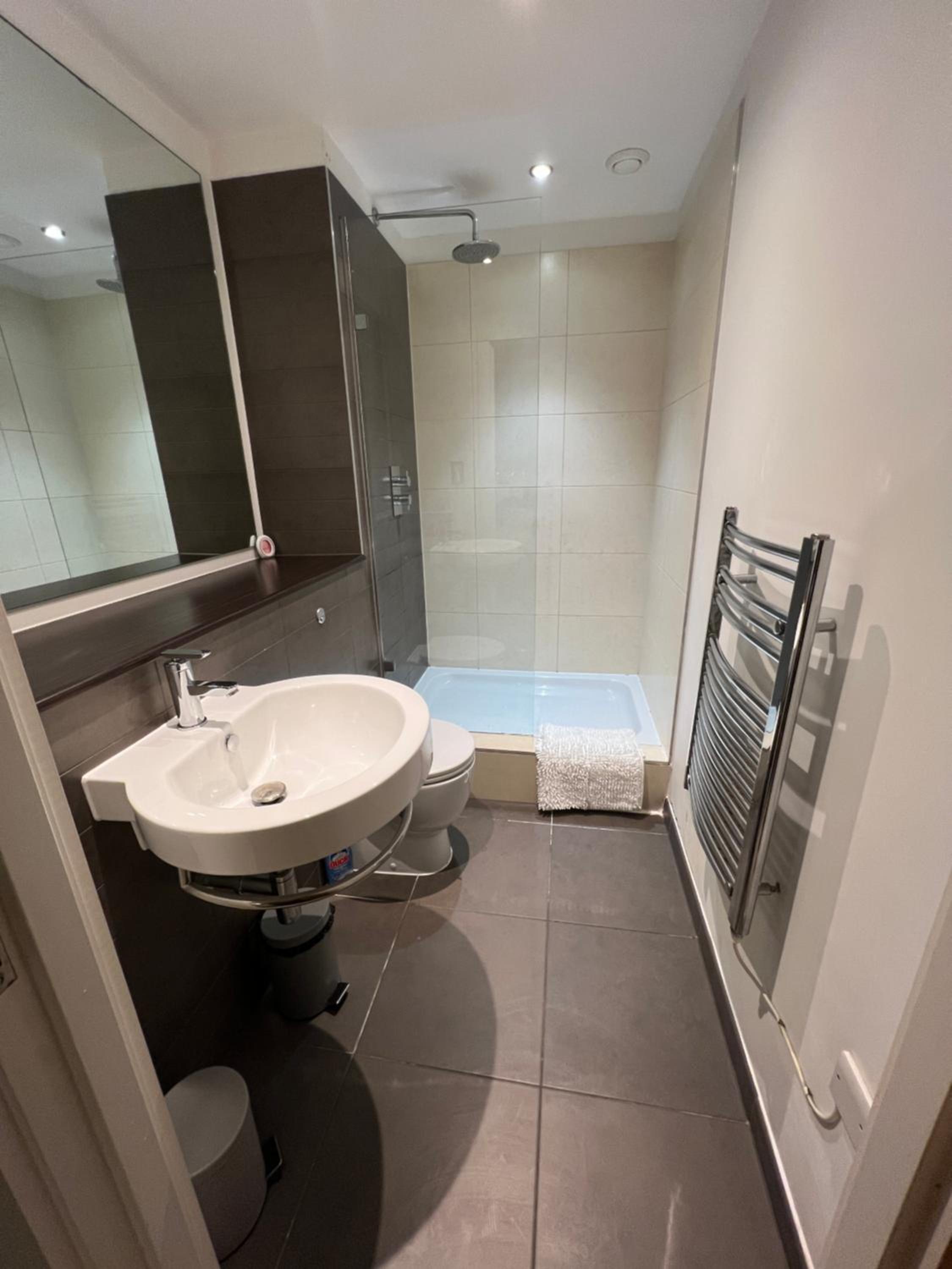 BigKings Stylish 2 bedroom Apartment with free on street parking photo 4
