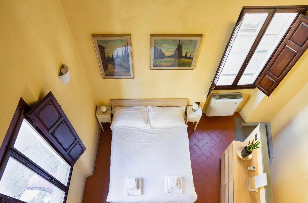 Cozy classic Italian house near Santa Croce, on the Lungarno photo 4