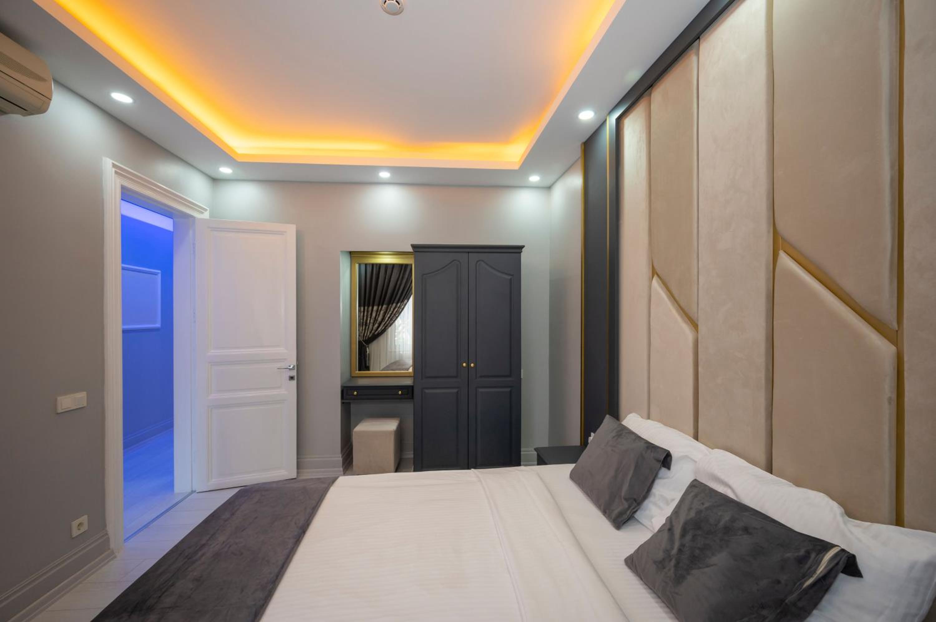 Hotel Next2 becomes Next2 Otel. - Image 12