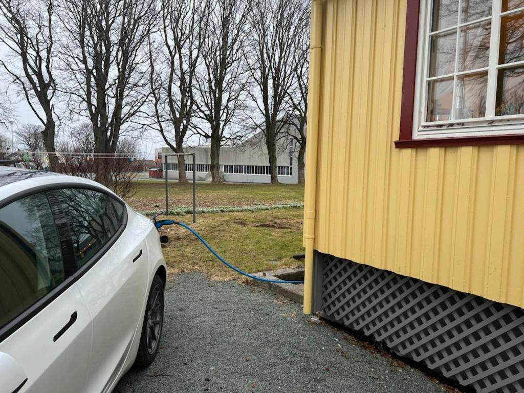 Sjarmerende hus med veldig stort uteareal.