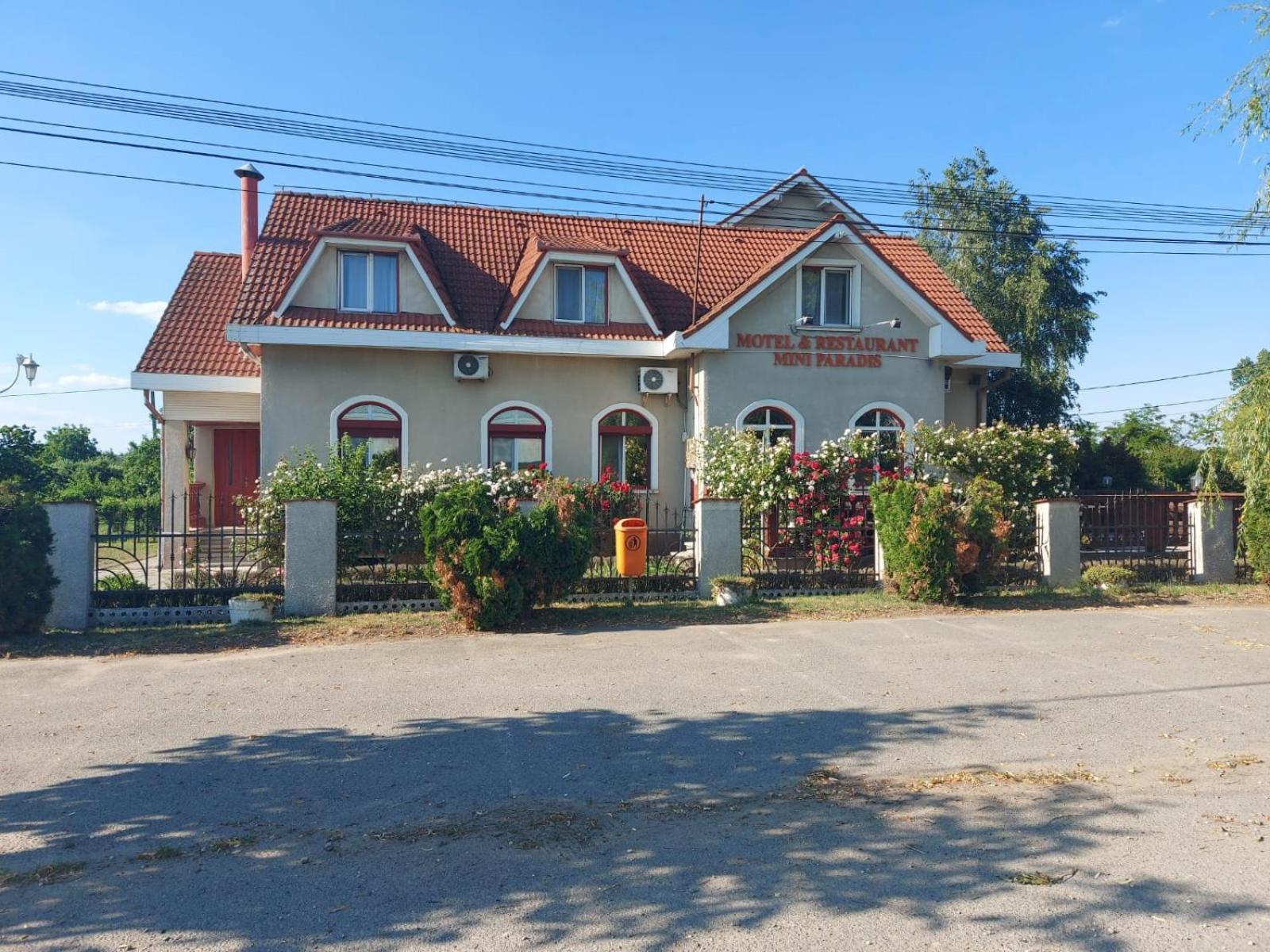 Hotel Mini Paradis - Image 1