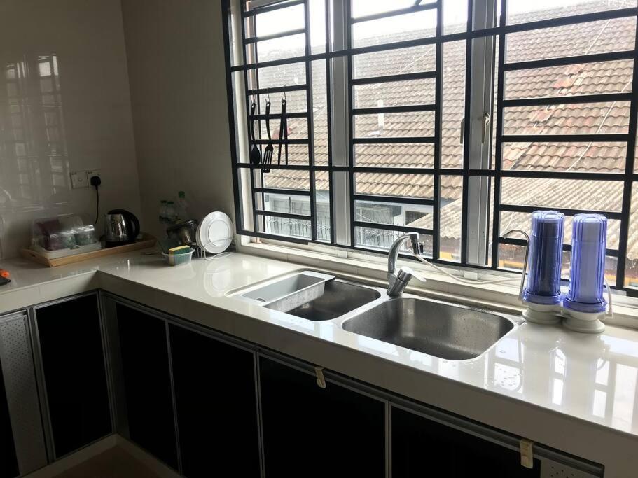Terrace house near Stulang Laut CIQ Midvalley KSL for 7Pax
