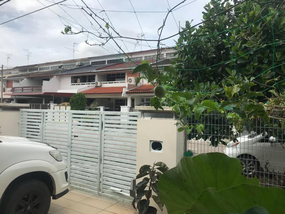 Terrace house near Stulang Laut CIQ Midvalley KSL for 7Pax