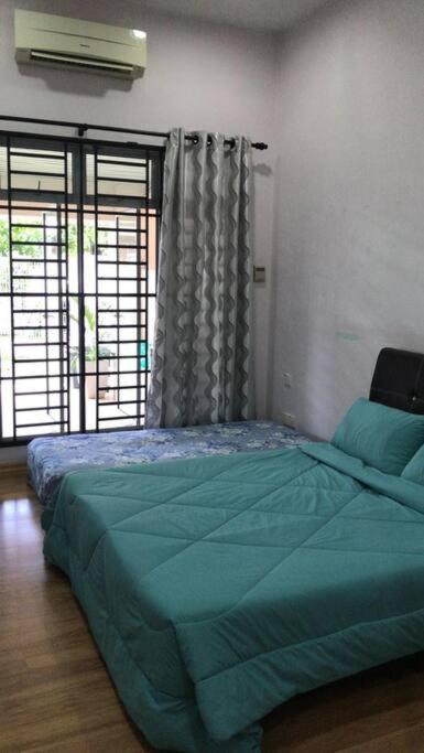 Terrace house near Stulang Laut CIQ Midvalley KSL for 7Pax