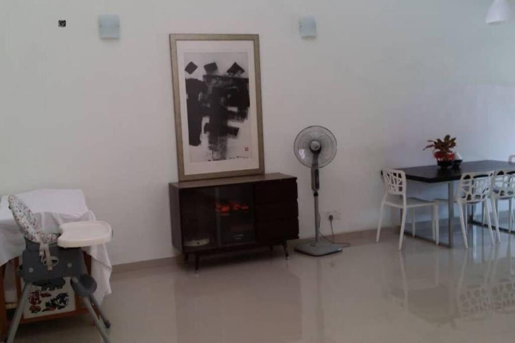 Terrace house near Stulang Laut CIQ Midvalley KSL for 7Pax