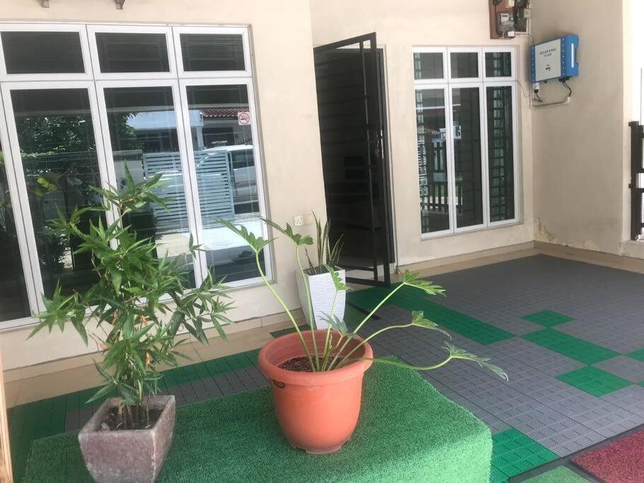 Terrace house near Stulang Laut CIQ Midvalley KSL for 7Pax