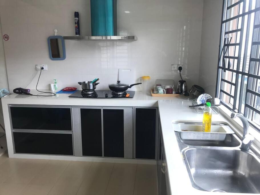 Terrace house near Stulang Laut CIQ Midvalley KSL for 7Pax