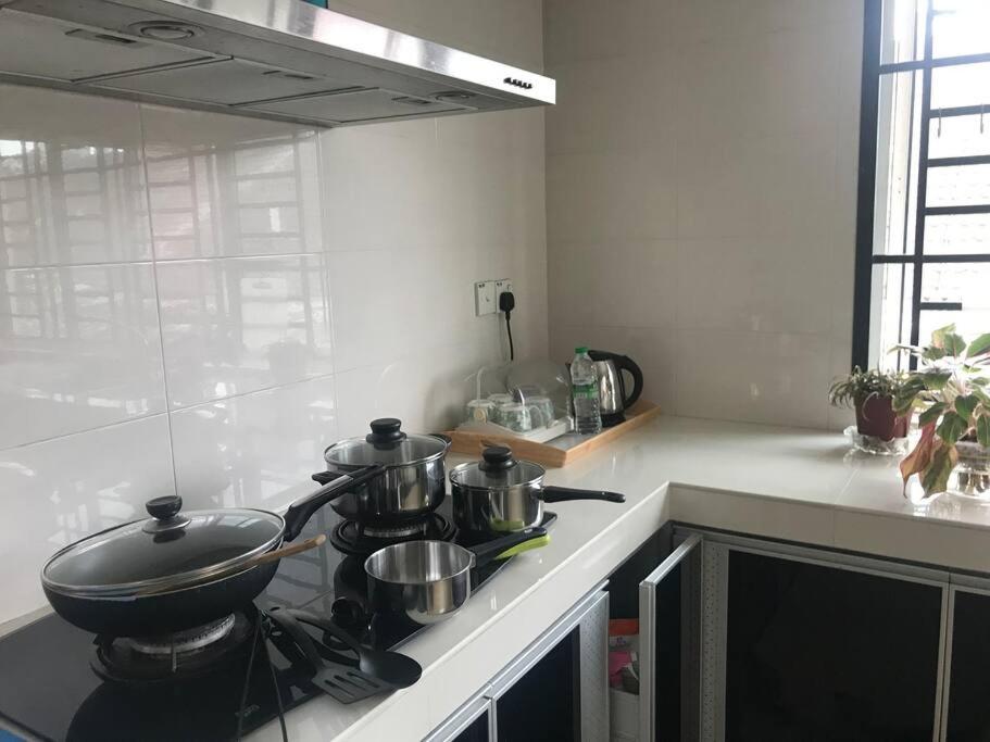 Terrace house near Stulang Laut CIQ Midvalley KSL for 7Pax