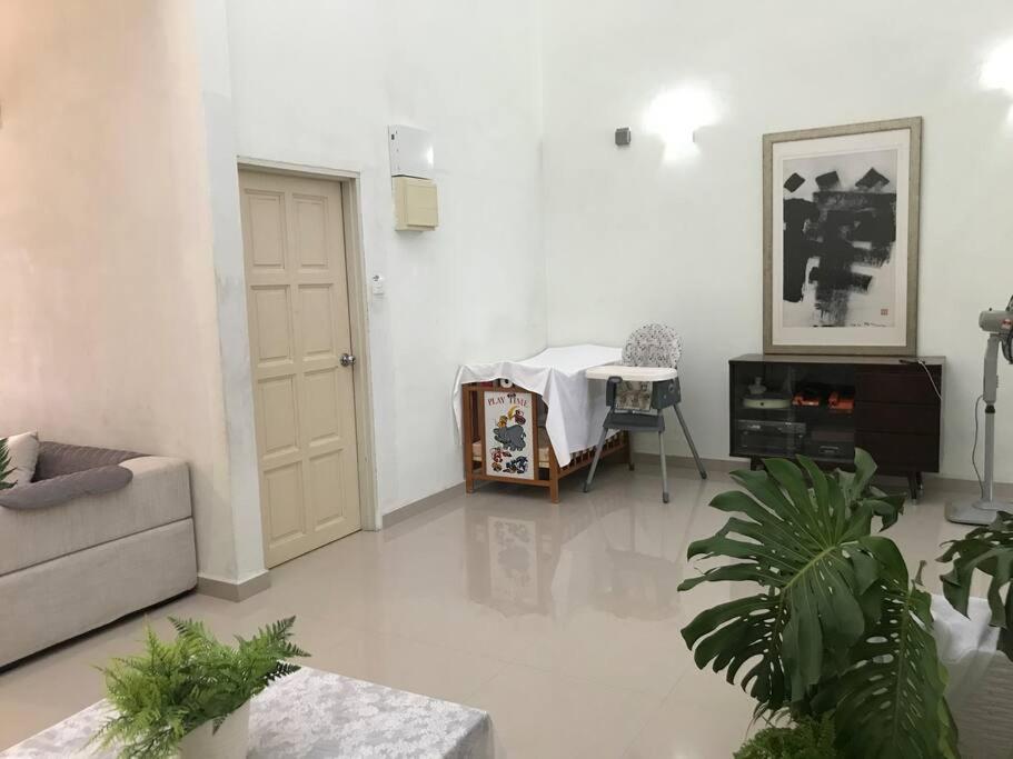 Terrace house near Stulang Laut CIQ Midvalley KSL for 7Pax