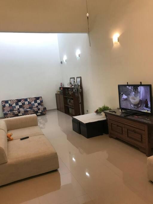 Terrace house near Stulang Laut CIQ Midvalley KSL for 7Pax