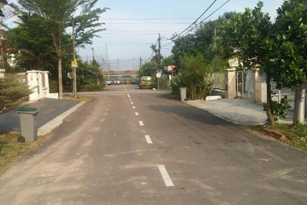 Terrace house near Stulang Laut CIQ Midvalley KSL for 7Pax