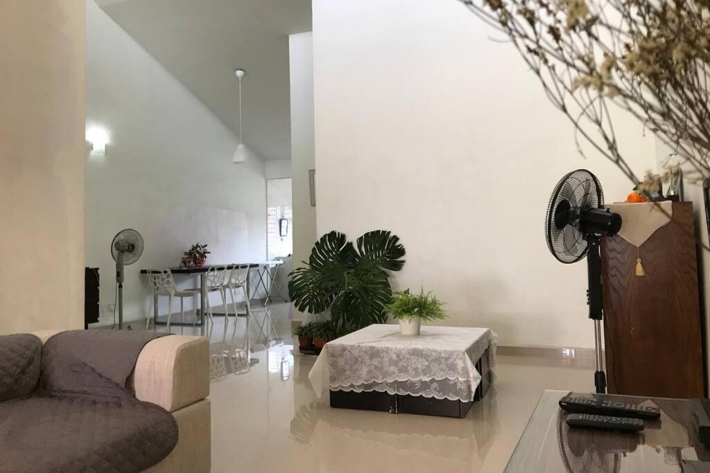 Terrace house near Stulang Laut CIQ Midvalley KSL for 7Pax