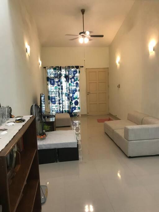 Terrace house near Stulang Laut CIQ Midvalley KSL for 7Pax