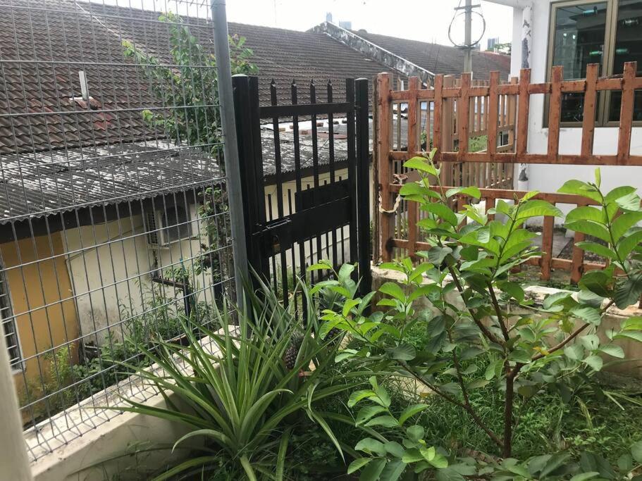 Terrace house near Stulang Laut CIQ Midvalley KSL for 7Pax