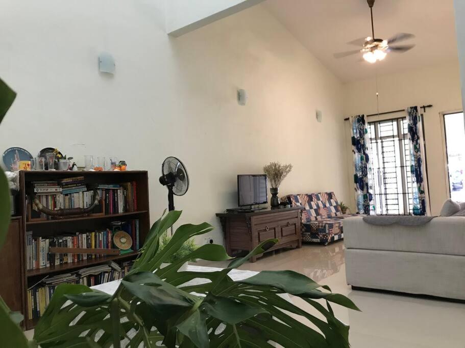 Terrace house near Stulang Laut CIQ Midvalley KSL for 7Pax