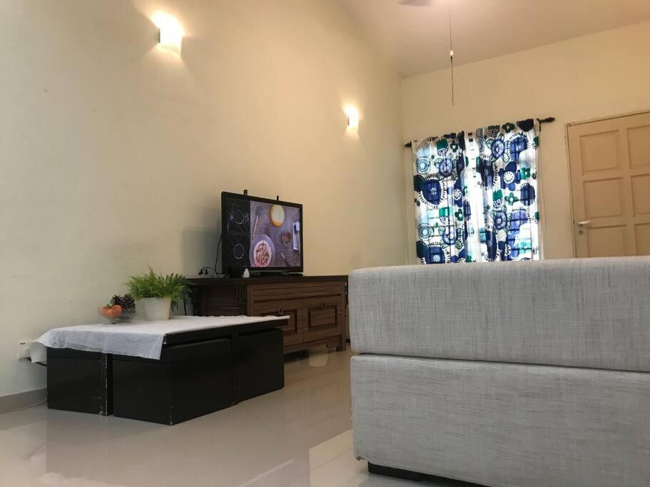 Terrace house near Stulang Laut CIQ Midvalley KSL for 7Pax