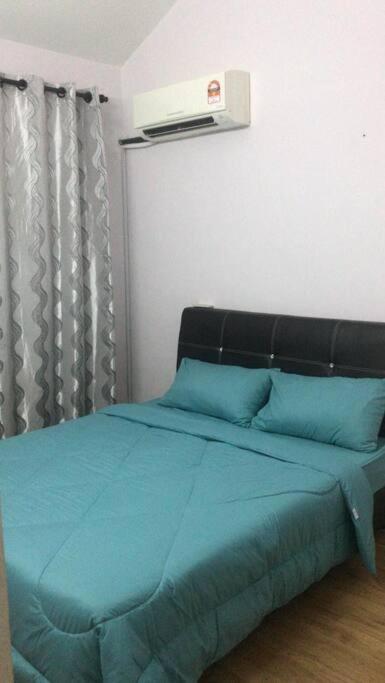 Terrace house near Stulang Laut CIQ Midvalley KSL for 7Pax