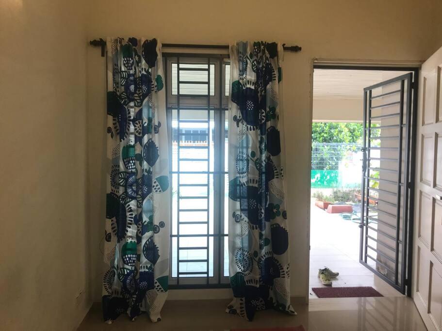 Terrace house near Stulang Laut CIQ Midvalley KSL for 7Pax