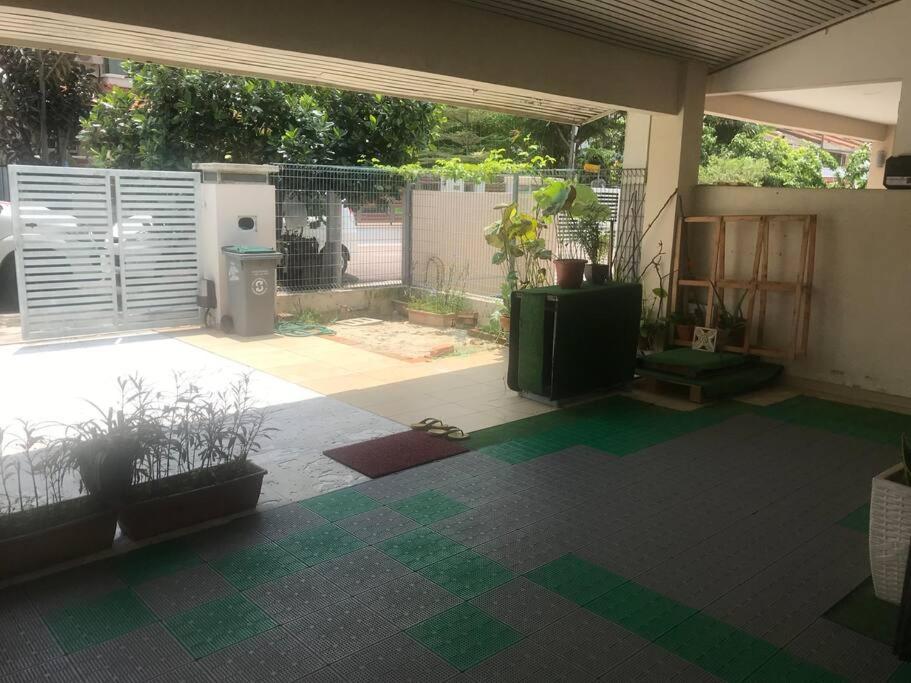 Terrace house near Stulang Laut CIQ Midvalley KSL for 7Pax