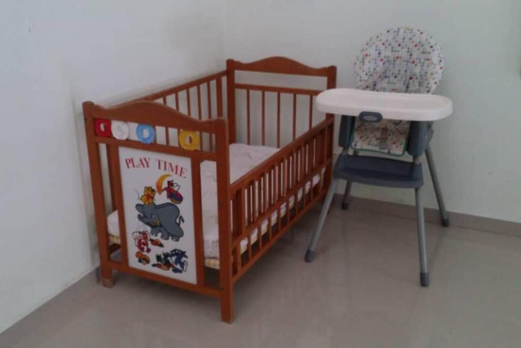 Terrace house near Stulang Laut CIQ Midvalley KSL for 7Pax