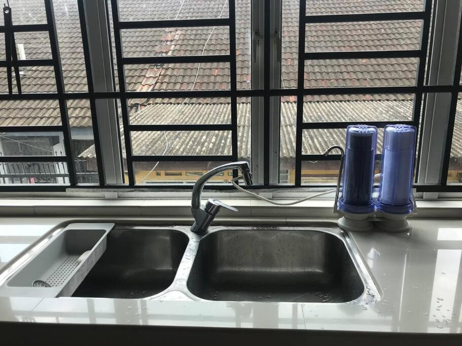 Terrace house near Stulang Laut CIQ Midvalley KSL for 7Pax