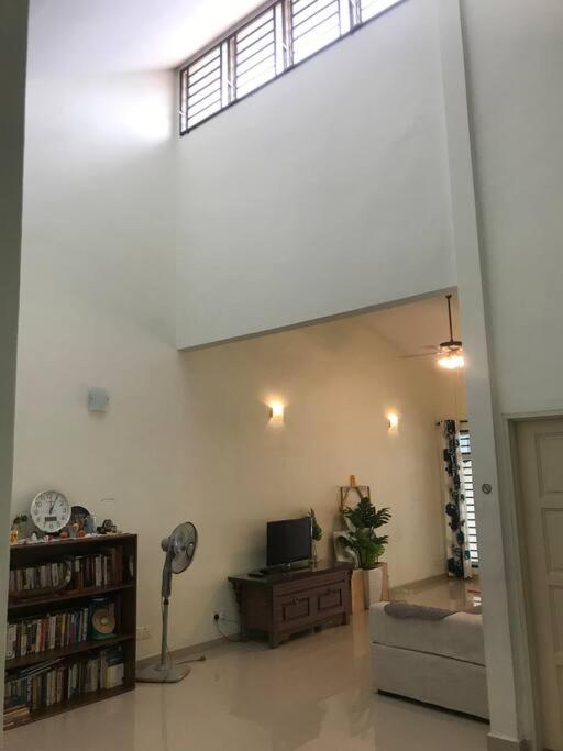 Terrace house near Stulang Laut CIQ Midvalley KSL for 7Pax