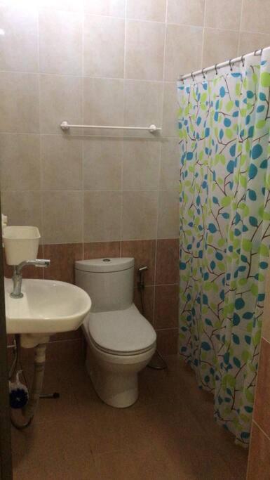 Terrace house near Stulang Laut CIQ Midvalley KSL for 7Pax