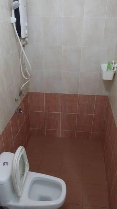 Terrace house near Stulang Laut CIQ Midvalley KSL for 7Pax