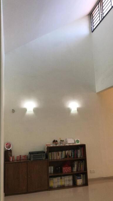 Terrace house near Stulang Laut CIQ Midvalley KSL for 7Pax