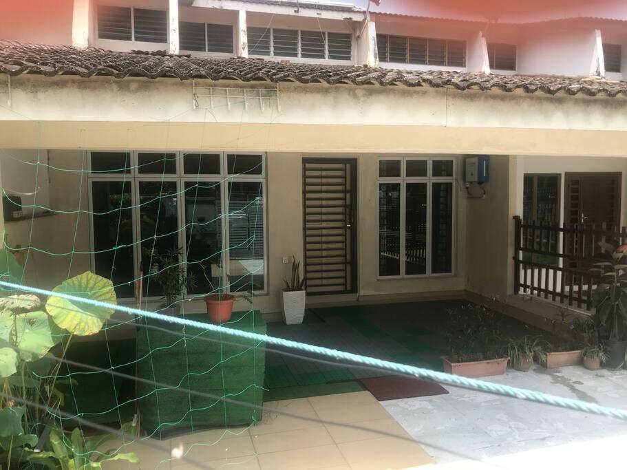 Terrace house near Stulang Laut CIQ Midvalley KSL for 7Pax