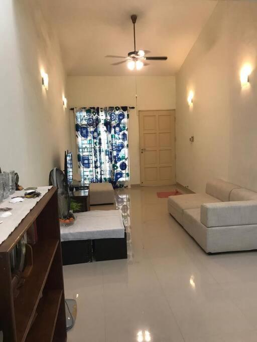 Terrace house near Stulang Laut CIQ Midvalley KSL for 7Pax