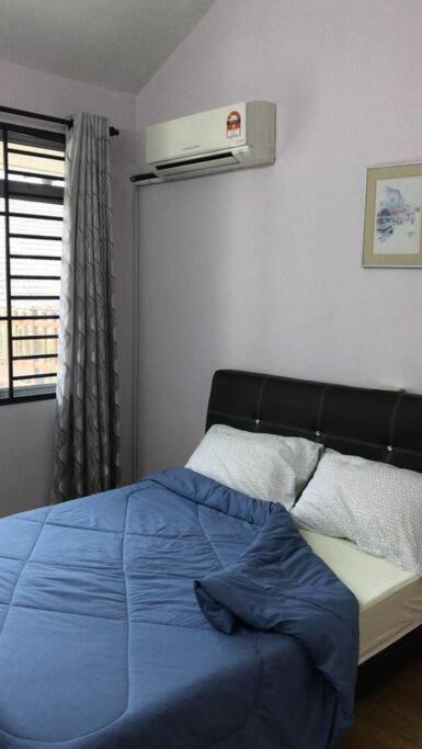 Terrace house near Stulang Laut CIQ Midvalley KSL for 7Pax