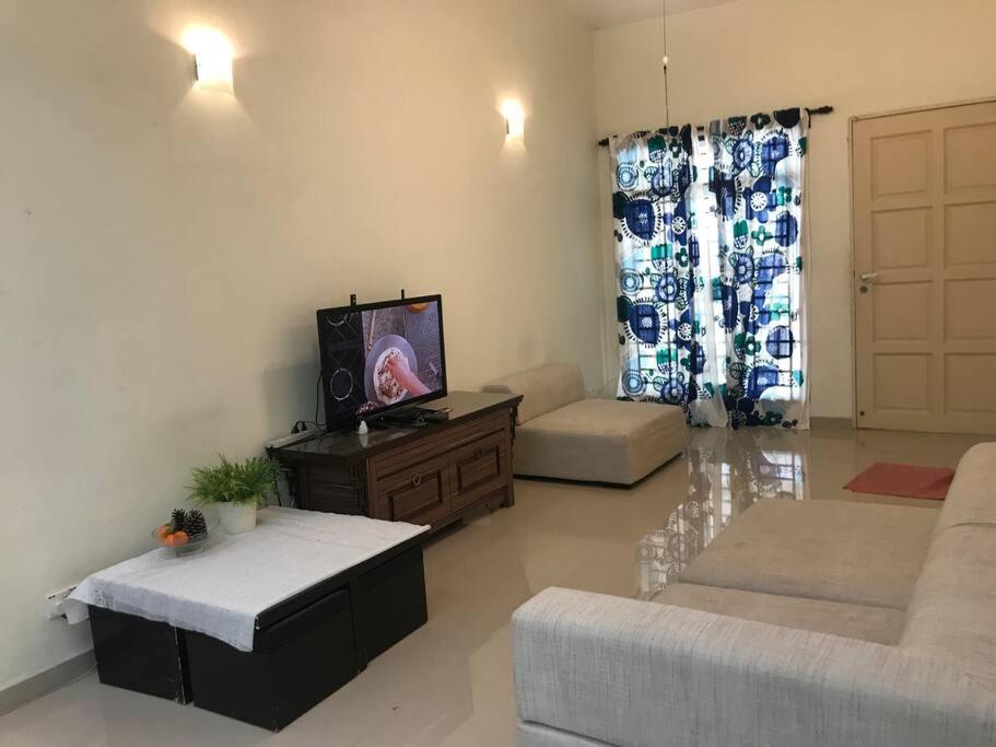 Terrace house near Stulang Laut CIQ Midvalley KSL for 7Pax