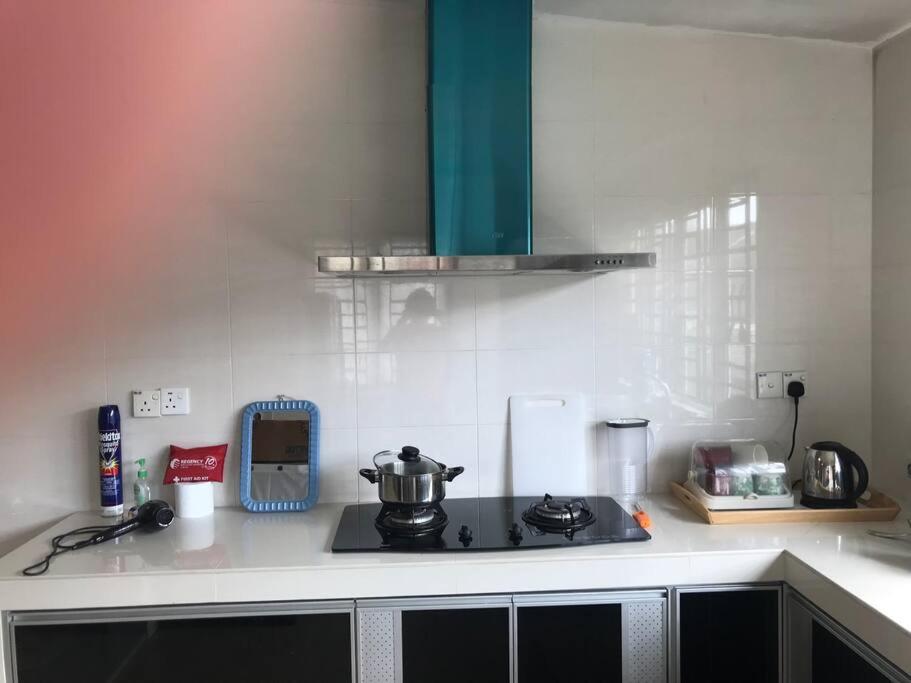 Terrace house near Stulang Laut CIQ Midvalley KSL for 7Pax