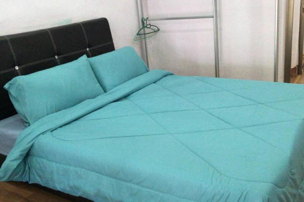 Terrace house near Stulang Laut CIQ Midvalley KSL for 7Pax