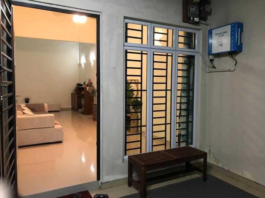Terrace house near Stulang Laut CIQ Midvalley KSL for 7Pax