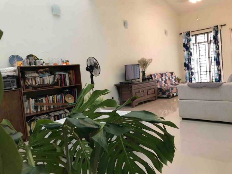 Terrace house near Stulang Laut CIQ Midvalley KSL for 7Pax